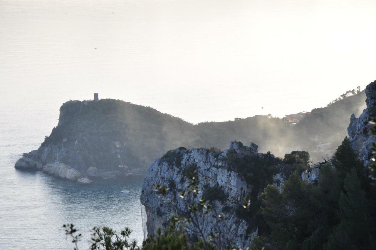 Una Spettacolare Vista Mare - Casa Con Jacuzzi Bergeggi Exteriör bild